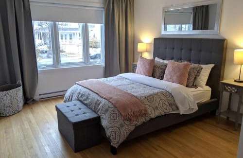 Longueuil Apartment | PRIVATE POOL AND BACKYARD * BBQ * 6 BEDS * 5 MIN. FROM MTL