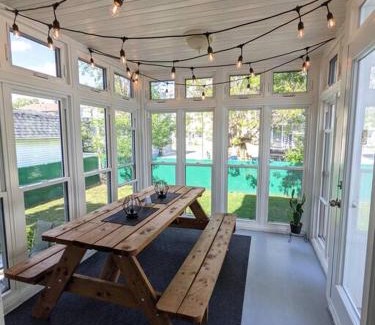 Longueuil Apartment | PRIVATE POOL AND BACKYARD * BBQ * 6 BEDS * 5 MIN. FROM MTL