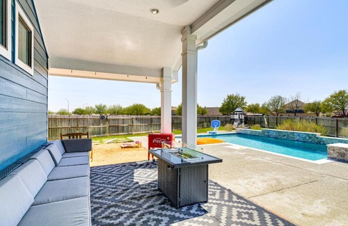 Wellborn House | Private Pool and Hot Tub Wild Horse Home!