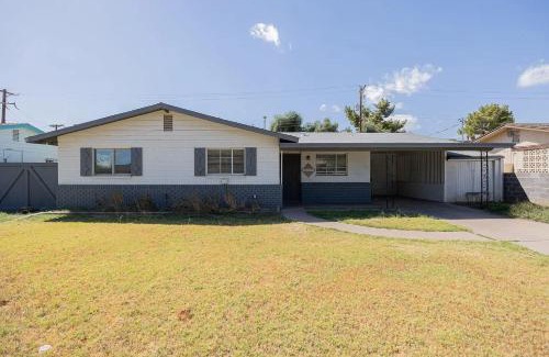 Alhambra House | Private Pool Central Location Parks Nearby