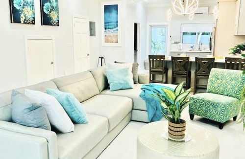 Downtown Nassau House | Private pool island retreat.nn