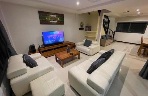 Jomtien Villa | Private Pool & Jacuzzi Villa, Phratumnak, Pattaya - 600m from the beach, 711 nearby