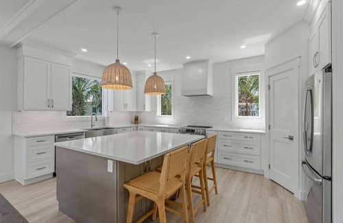 Seashore Village House | Private Pool ~ Private Beach ~ 4 King En Suites