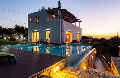 Plaka Villa | Private Pool ★ Sea view ★ BBQ ★ 2min drive to beach