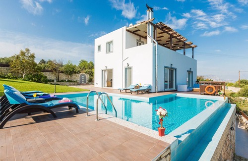 Plaka Villa | Private Pool ★ Sea view ★ BBQ ★ 2min drive to beach
