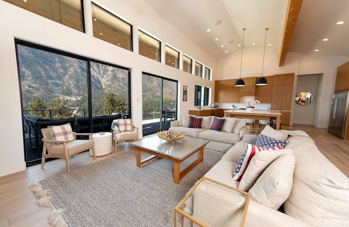 Manson House | Private Pool | Stunning lake & mountain views | Modern, costal design
