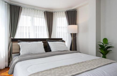 Chom Phon Villa | Private Pool Villa Resort style, Heart in bkk ,metro,cabaret show,RCA, jodd fair,chatuchak