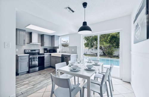 The Lakes House | Private Pool Villa 15 minutes from the Beach