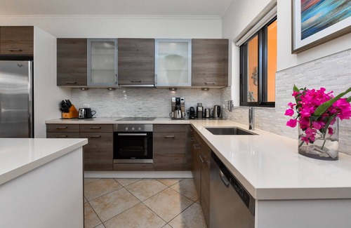 Gold Coast Condo | * PRIVATE POOL & YARD in Luxury Gold Coast Villa!*