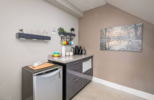 Clearview Apartment | Private Queen Bed Studio near hiking, biking, golf, beach, spa and Blue Mountain