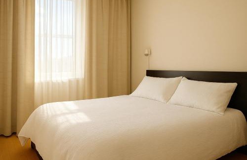 St. James Town House | Private Queen Room in Downtown Toronto, Steps to Subway & CN Tower