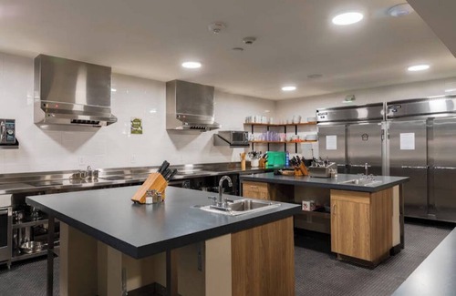 Central Business District House | Private Queen Room with ensuite bathroom nAt modern NOLA Hostel with WiFi, AC