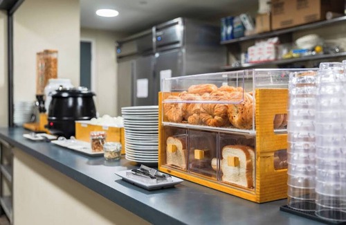 Central Business District House | Private Queen Room with ensuite bathroom nAt modern NOLA Hostel with WiFi, AC