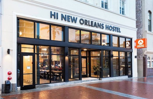 Central Business District House | Private Queen Room with ensuite bathroom nAt modern NOLA Hostel with WiFi, AC