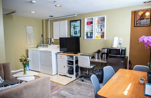 Queen Anne Apartment | Private, Quiet 2BD 1BA Queen Anne Guest Suite!