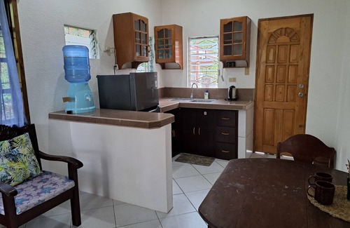 Basdiot House | Private quite bungalow-5 min walk to ocean & restaurants
