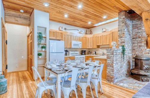 Anacortes Apartment | Private Ranch 2BR Cabin Retreat, Sleeps 9