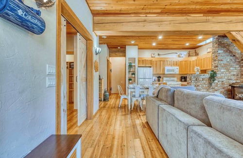 Anacortes Apartment | Private Ranch 2BR Cabin Retreat, Sleeps 9