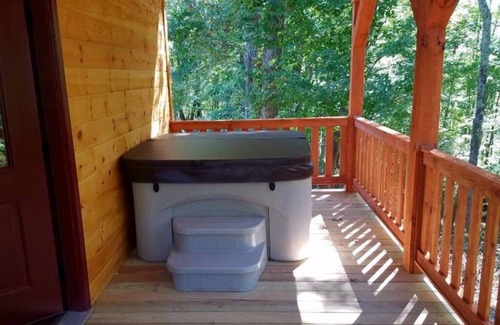 Fort Gay Cabin | Private Ravine View Luxury Amish-Built Cabin "The Frontier"