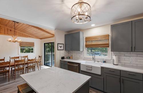 Highlands Hills House | Private Renovated home 1.5 Miles to downtown Highlands!