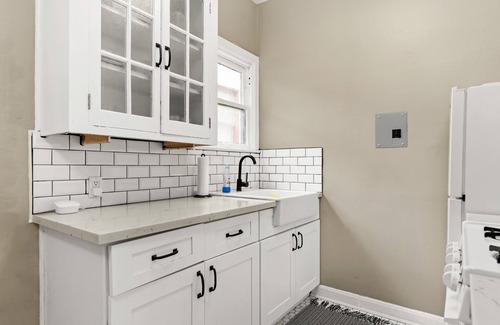 Midtown Apartment | Private Restored Corner Apartment