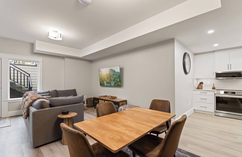 Langley House | Private Retreat Minutes from Thunderbird Show Park