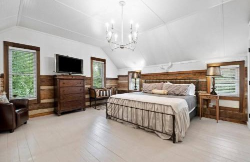 Thompson's Station House | Private Retreat Burwood 8 acres Hot Tub Fire pit