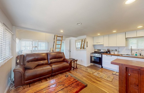 Frazier Park House | Private retreat for two with modern furnishings, well-equipped kitchen, & W/D