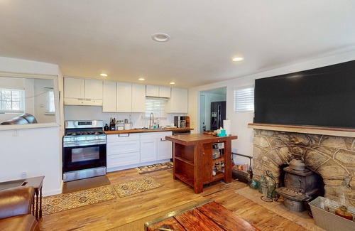 Frazier Park House | Private retreat for two with modern furnishings, well-equipped kitchen, & W/D