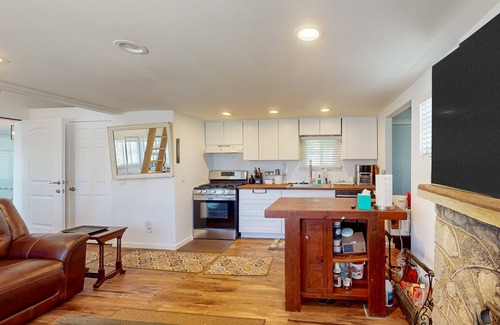 Frazier Park House | Private retreat for two with modern furnishings, well-equipped kitchen, & W/D