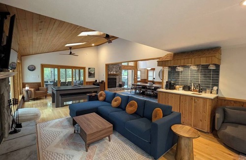 Wardensville Cabin | Private Retreat for 13 - Hot Tub, Fire Pit & More