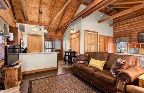 Branson Theater District Cabin | Private Retreat! King Bed, Whirlpool Tub, Large Deck, Resort Amenities! | 154