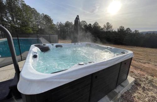 Summerville House | Private Retreat! Pool, Hot Tub, Awesome Views, Washer & Dryer, Wi-Fi, Near Rome, GA