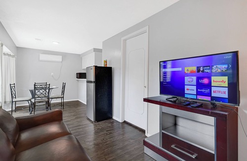 Sharpstown House | Private Retreat w/Pool, Patio, BBQ! 6BR 3BA Gem