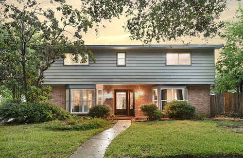 Sharpstown House | Private Retreat w/Pool, Patio, BBQ! 6BR 3BA Gem