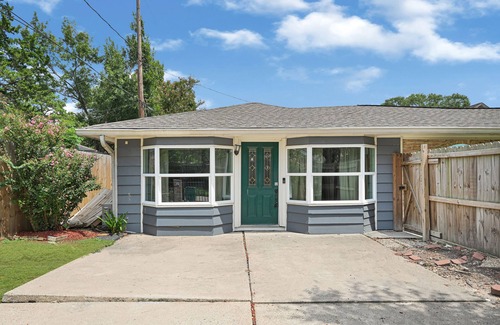 Sharpstown House | Private Retreat w/Pool, Patio, BBQ! 6BR 3BA Gem