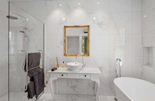 Saint Albans House | Private Retreat with Gorgeous Gardens