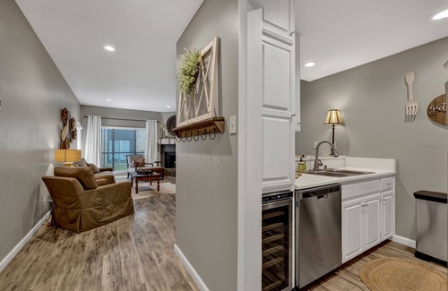 New Braunfels Condo | Private River Access, Pool, Hot tub, BBQ grills, walk downtown & Schlitterbahn!