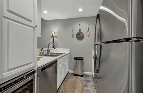 New Braunfels Condo | Private River Access, Pool, Hot tub, BBQ grills, walk downtown & Schlitterbahn!