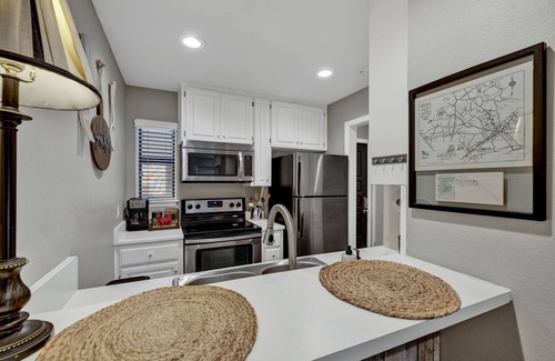 New Braunfels Condo | Private River Access, Pool, Hot tub, BBQ grills, walk downtown & Schlitterbahn!