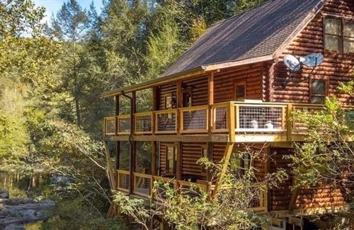 Sevierville Cabin | Private River Front Cabin! Trout Fishing in the beautiful Little Pigeon River.