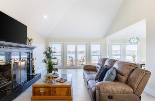 Mays Landing House | Private Riverside Retreat - Dock, BBQ & Game Room