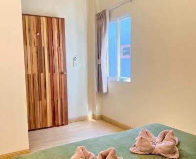 Khlong Sok House | private room with share bathroom at Little wild house Khaosok
