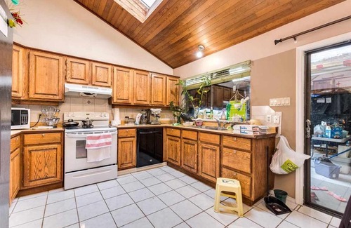 Surrey House | Private Romantic Room with Attached Bath & Balcony - Beautiful & Peaceful Location