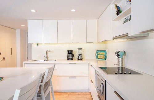 R Condo | Private Rooftop Terrace + Walkable to the Beach