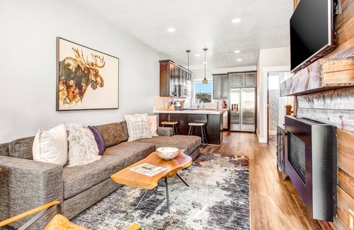 Kimball Junction House | Private Rooftop Hot Tub Views Bumper Pool Table, High-Speed WiFi & Fireplace