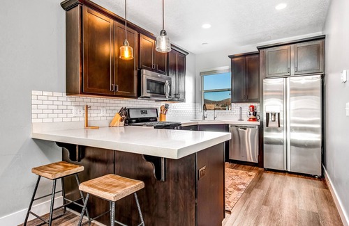 Kimball Junction House | Private Rooftop Hot Tub Views Bumper Pool Table, High-Speed WiFi & Fireplace