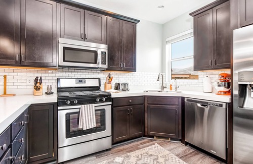 Kimball Junction House | Private Rooftop Hot Tub Views Bumper Pool Table, High-Speed WiFi & Fireplace