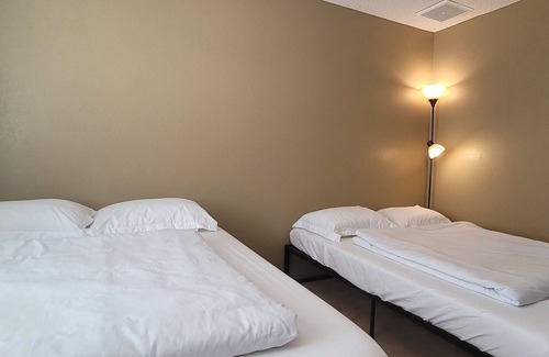 Ridgecrest House | Private Room [#1] - 2 Queen Beds - Shared Bathroom