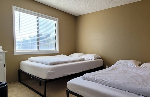 Ridgecrest House | Private Room [#1] - 2 Queen Beds - Shared Bathroom